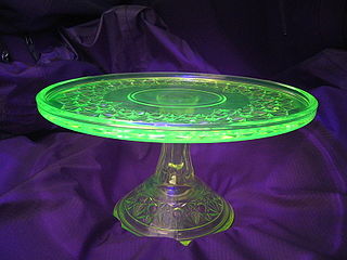 Uranglas - 320px U glass with black light - https://de.wikipedia.org/wiki/Uranglas